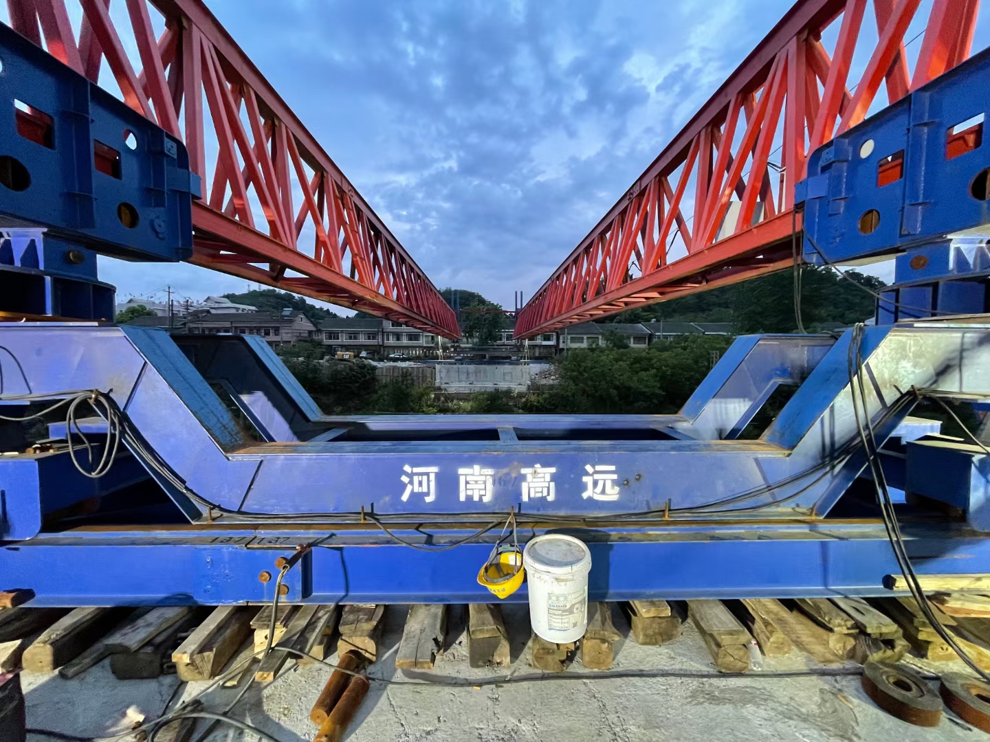 架橋機(jī)安裝人員要嚴(yán)格按照安裝計(jì)劃，要對(duì)參與安裝的所有人員進(jìn)行培育