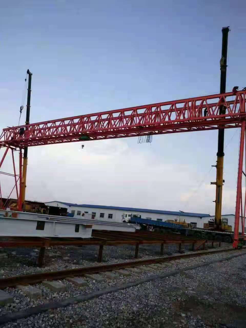 為什么龍門吊還需要做地基?當(dāng)?shù)孛嫫露缺容^大時(shí)，我們?cè)撛趺醋鳊堥T吊地基?