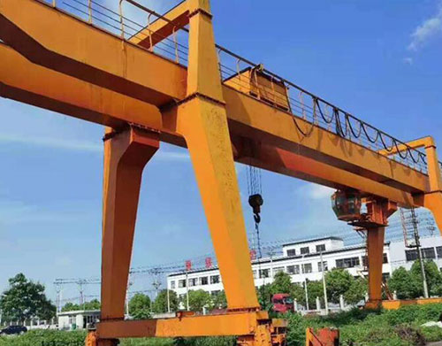 如何獲得龍門吊司機操作證，需要滿足哪些條件和通過哪些考試？