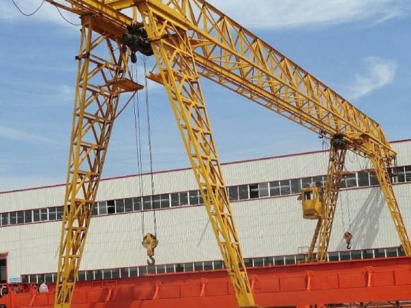 龍門吊作業(yè)中如何保證軌道的清潔和平整？